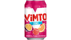 Vimto Passion Frukt Zero NP 33cl burk i rosa och vit design med hallon, apelsin och passionsfrukt på etiketten