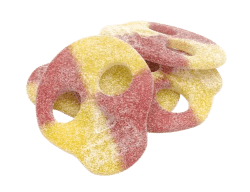 Sursött skumgodis i skallform med smakerna citron och hallon, bestruket med syrligt socker, mot vit bakgrund