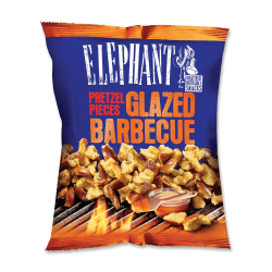 Påse med Elephant Pretzel Pieces Glazed Barbecue 125g med blå och orange förpackning, BBQ-glaserade pretzelstycken synliga på fö