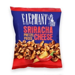 Blå påse med röd topp med Elephant Sriracha Cheese Pretzel Pieces, pretzelbitar med chilifrukt och ostbit på framsidan