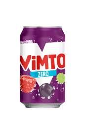 Lila aluminiumburk med Vimto Zero logotyp, röda och vita bokstäver, med bilder på hallon, svarta vinbär och lime