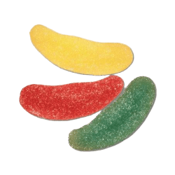 Tre sockerkanderade gurkformade gelégodisar från Haribo i gult, rött och grönt mot vit bakgrund