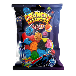 Påse med Burmar Crunchy Asteroids Super Sour i mörkblå rymdinspirerad förpackning med färgglada krispiga godisbitar