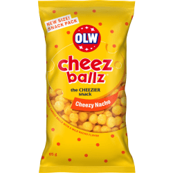 OLW Cheese Ballz Cheezy Nacho 65g, gul påse med orange logotyp och krispiga ostbollar synliga genom förpackningen
