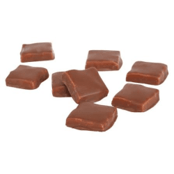 Sju fyrkantiga kokosrutor med mjölkchokladöverdrag spridda på vit bakgrund, Aroma Kokosruta 3,4kg lösviktsgodis