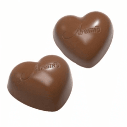 Två hjärtformade mjölkchokladbitar från Aroma med präglad logotyp på toppen, lösgodis chokladhjärta kola