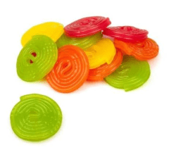 Haribo Rotella Fruit 1kg, färgglada sega fruktgodisspirar i grönt, orange, rött och gult på vit bakgrund