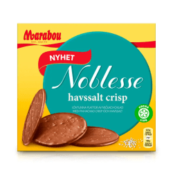 Marabou Noblesse Havssalt Crisp 150g gul ask med teal cirkel, lövtunna mjölkchokladdiskar visas framför förpackningen
