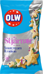 Blå påse OLW Stjärnor Sourcream & Onion 100g med stjärnformade chips och OLW-logotyp