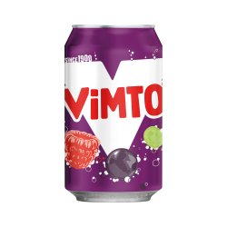Lila Vimto-burk 33cl med illustrationer av hallon, svarta vinbär och gröna druvor samt texten Since 1908