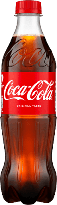 Zoom bild av Coca-Cola Original Taste 50cl PET-flaska med röd etikett och röd kork, kolsyrad läsk i genomskinlig plastflaska