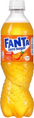 Zoom bild av Fanta Zero Orange 50cl PET-flaska med gul etikett och apelsinmotiv, sockerfri kolsyrad apelsinläsk