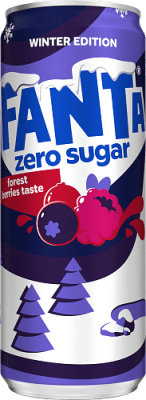 Zoom bild av Fanta Zero Forest Berries 33cl burk i lila och mörkblått med skogsbärsmotiv och texten Winter Edition
