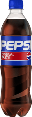 Zoom bild av Pepsi 50cl PET-flaska med blå kapsyl och klassisk Pepsi-etikett med rött, vitt och blått globmärke