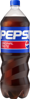 Zoom bild av Pepsi 1,5L PET-flaska med blå etikett och Pepsi-logotyp, kolsyrad coladryck i storformat