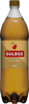 Zoom bild av Guldus Orginal äppelläsk i 1,5-liters PET-flaska med guldfärgad etikett och röd Guldus-logotyp, Vasa Bryggeri