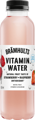 Zoom bild av Brämhults Vitamin Water Strawberry Raspberry 500 ml genomskinlig plastflaska med rosa dryck och svart skruvkork