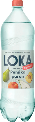 Zoom bild av Loka Persika Päron 1,5 liters PET-flaska med vit etikett och dekoration av persika och päron, märkt Ny smak