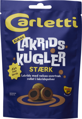 Zoom bild av Carletti Kakao Lakridskugler Stærk 115g blå påse med lakritskulor i kakaoovertäckning rullade i lakritspulver