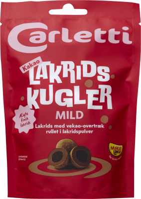 Zoom bild av Röd påse med Carletti Kakao Lakridskugler Mild 115g, med lakritskulor med kakaoglasyr synliga på förpackningens framsida