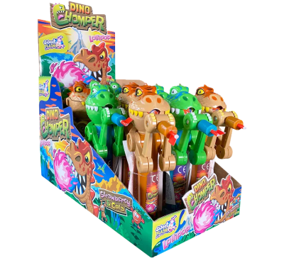 Zoom bild av Display med 12 st Dino Chomper lollipop från Sweet Flash i smakerna jordgubb och cola med dinosauriefigurer i grönt och brunt