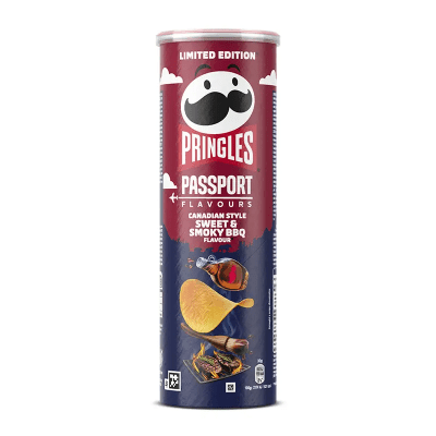 Zoom bild av Pringles Passport Canadian Style Sweet & Smoky BBQ 165g vinröd och mörkblå limited edition-burk med bild på BBQ-grill och potati
