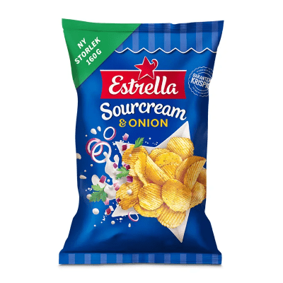 Zoom bild av Estrella Sourcream & Onion chips 160g blå påse med finräfflade chips och gräddfil- och lökingredienser på framsidan