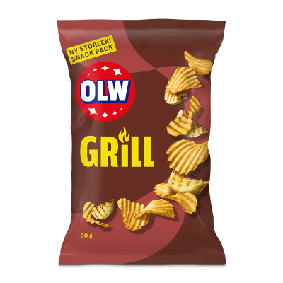 Zoom bild av OLW Grill Chips 90g snack pack, rödbrun påse med grovräfflade chips och texten NY STORLEK på förpackningen