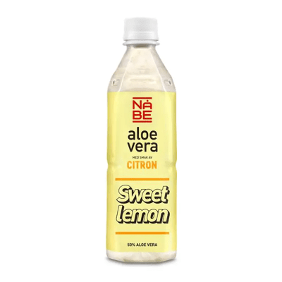 Zoom bild av NåBe Aloe Vera Sweet Lemon 50cl genomskinlig plastflaska med gul etikett och citronmotiv