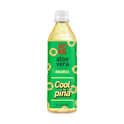 Zoom bild av Grön PET-flaska med vit kork, NOBE Aloe Vera Cool Piña med ananasmotiv och texten 50% Aloe Vera, 50cl
