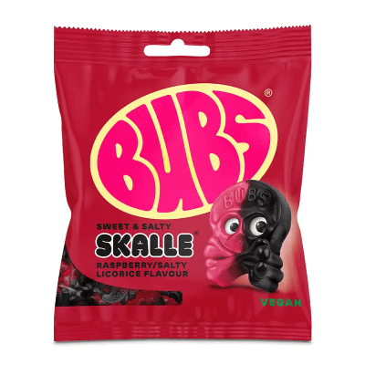 Zoom bild av Röd påse Bubs Raspberry Salty Licorice Skalle 155g med skalleformade gelébitar i hallon och lakrits, märkt Vegan