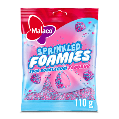 Zoom bild av Malaco Sprinkled Foamies Sour Bubblegum 110g påse med rosa och blått syrligt skumgodis täckt av färgglatt strössel