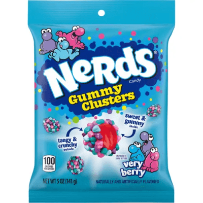 Zoom bild av Påse med Nerds Gummy Clusters Very Berry 113g, blå förpackning med syrliga bärsmakskluster av krispiga Nerds runt segt gummicent