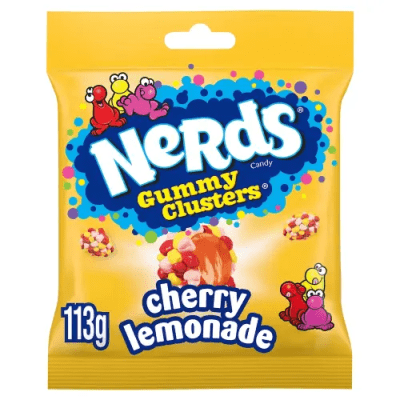 Zoom bild av Gul påse med Nerds Gummy Clusters Cherry Lemonade 113g med färgglada Nerds-figurer och godisbitar på framsidan