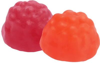 Zoom bild av Två mjuka gelégodisar formade som bär, en röd och en orange, från Malaco Skogsbär sortimentet