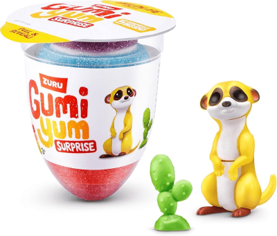 Zoom bild av Zuru Gummi Yum Wildlife 26g genomskinlig äggformad förpackning med flerfärgat gummigodis och en surikat-leksak med kaktustillbeh