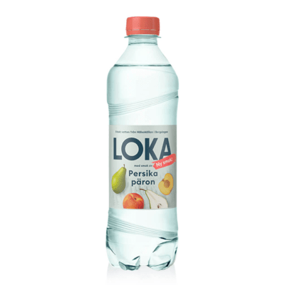 Zoom bild av Loka Persika Päron 50cl PET-flaska med korall röd kork och etikett med persika och päron mot vit bakgrund