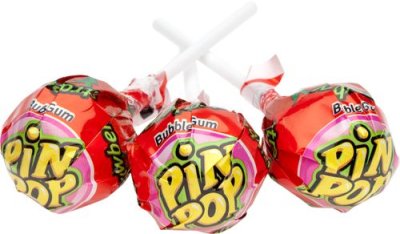 Zoom bild av Tre Pin Pop Strawberry-klubbor med rött folie och gul logotyp, med synlig text Bubble Gum på förpackningen