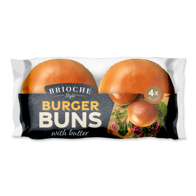 Zoom bild av Förpackning med Brioche Style Burger Buns with butter, 4 förskurna gyllenbruna bullar synliga genom plasten, svart etikett med p