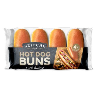 Zoom bild av Förpackning med Brioche Style Hot Dog Buns innehållande 4 förskurna, gyllenbruna brioschebröd med smör, varumärket Brioche Style