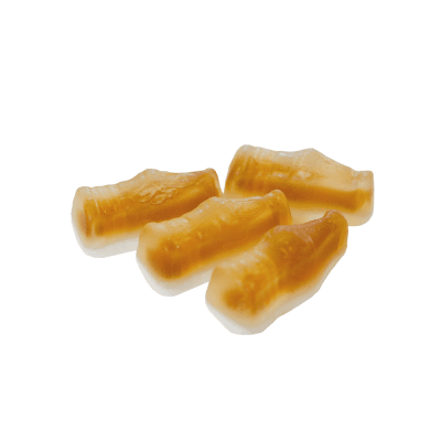 Zoom bild av Fyra colaflaskeformade skumgodisbitar från Haribo Happy Cola i karamellfärgad och vit tvåfärgad design på vit bakgrund
