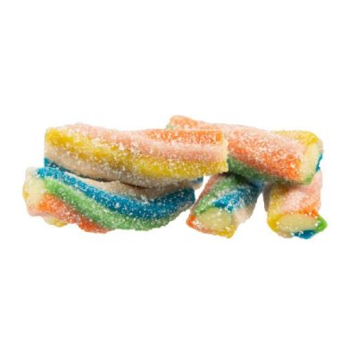 Zoom bild av Sura regnbågsgodisband täckta med syrasocker i gula, orange, blå och gröna färger, staplade på vit bakgrund