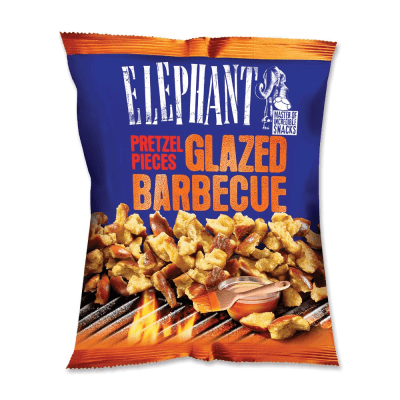 Zoom bild av Påse med Elephant Pretzel Pieces Glazed Barbecue 125g med blå och orange förpackning, BBQ-glaserade pretzelstycken synliga på fö