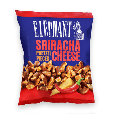 Zoom bild av Blå påse med röd topp med Elephant Sriracha Cheese Pretzel Pieces, pretzelbitar med chilifrukt och ostbit på framsidan