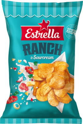 Zoom bild av Turkos påse Estrella Ranch & Sourcream finräfflade potatischips med röd stjärnlogotyp och bild på chips med grädde och grönsaker