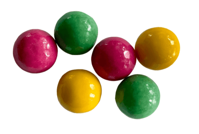 Zoom bild av Sex färgglada tuggummikulor i rosa, grönt och gult mot vit bakgrund, Cotton Candy Gumballs 1kg