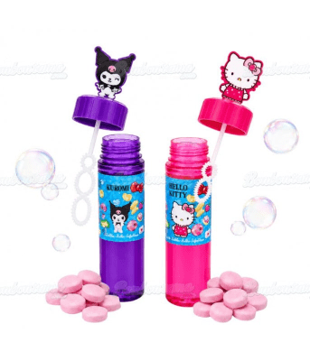Zoom bild av Hello Kitty och Kuromi såpbubbelflaskor i rosa och lila med dextrosgodis och bubbelringar, 18x5g displayförpackning