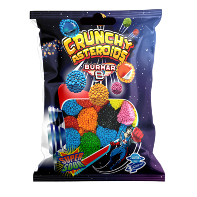 Zoom bild av Påse med Burmar Crunchy Asteroids Super Sour i mörkblå rymdinspirerad förpackning med färgglada krispiga godisbitar