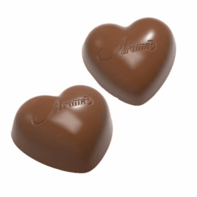 Zoom bild av Två hjärtformade mjölkchokladbitar från Aroma med präglad logotyp på toppen, lösgodis chokladhjärta kola