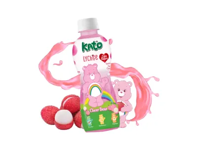 Zoom bild av Rosa flaska Kato Care Bears Lychee 320ml med Cheer Bear-motiv, omgiven av litchifrukter och rosa stänk